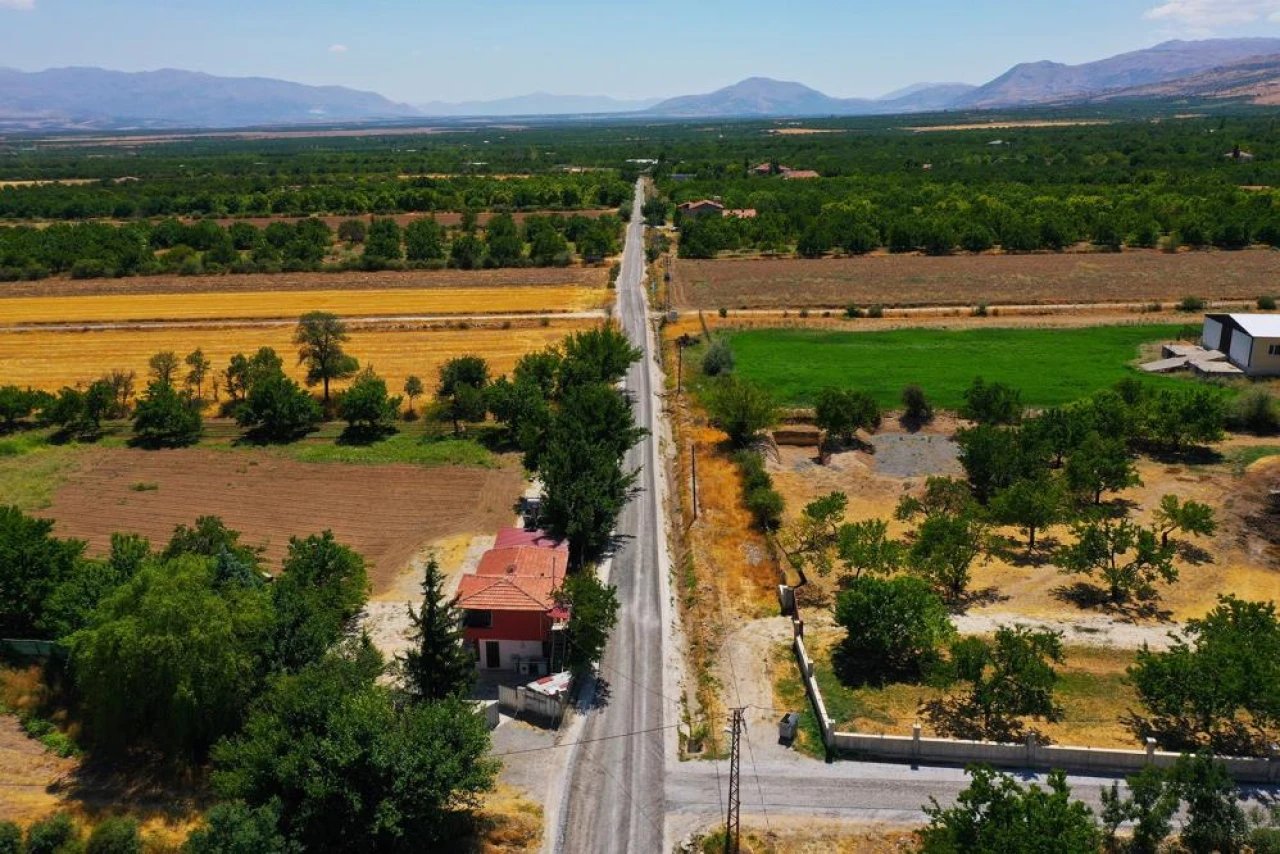 Malatya Büyükşehir Belediyesi'nin kırsaldaki yol mesaisi sürüyor