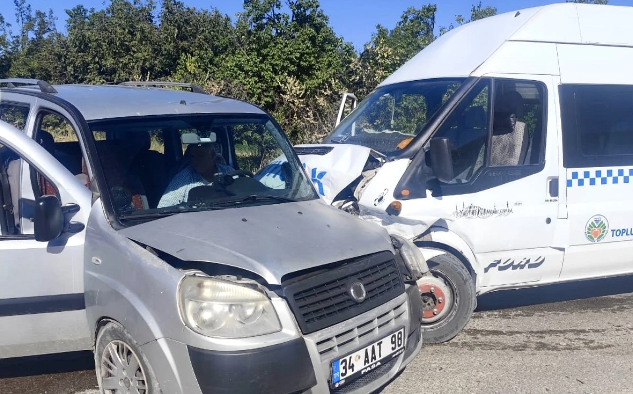 Minibüs İle Hafif Ticari Araç Çarpıştı: 3 Yaralı