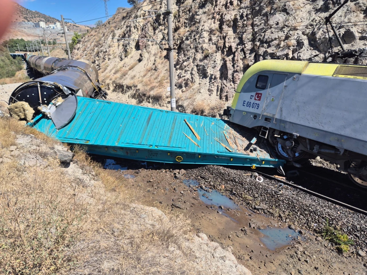 Malatya’da iki yük treni çarpıştı: 1 yaralı