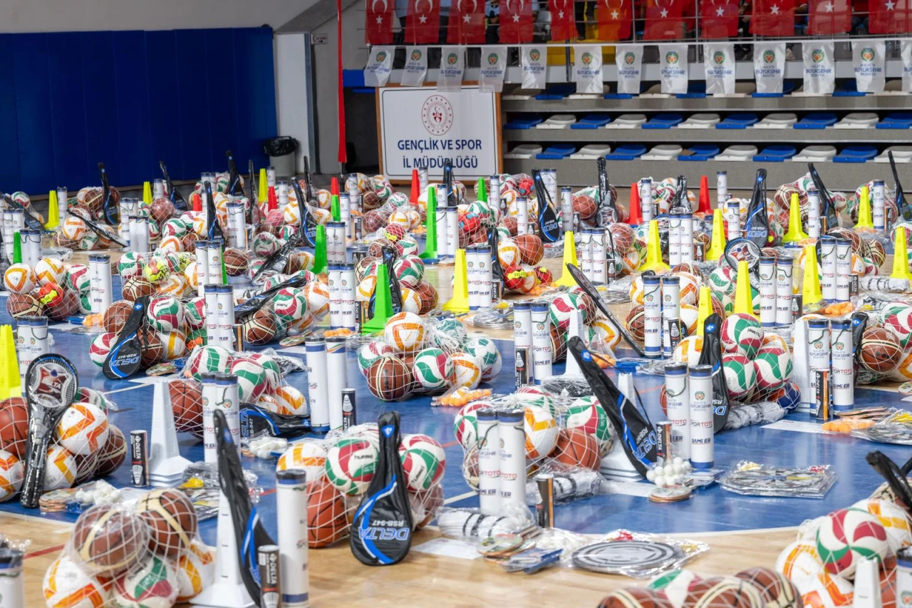 Büyükşehir'den 300 Okula Spor Malzemesi Desteği Yapıldı