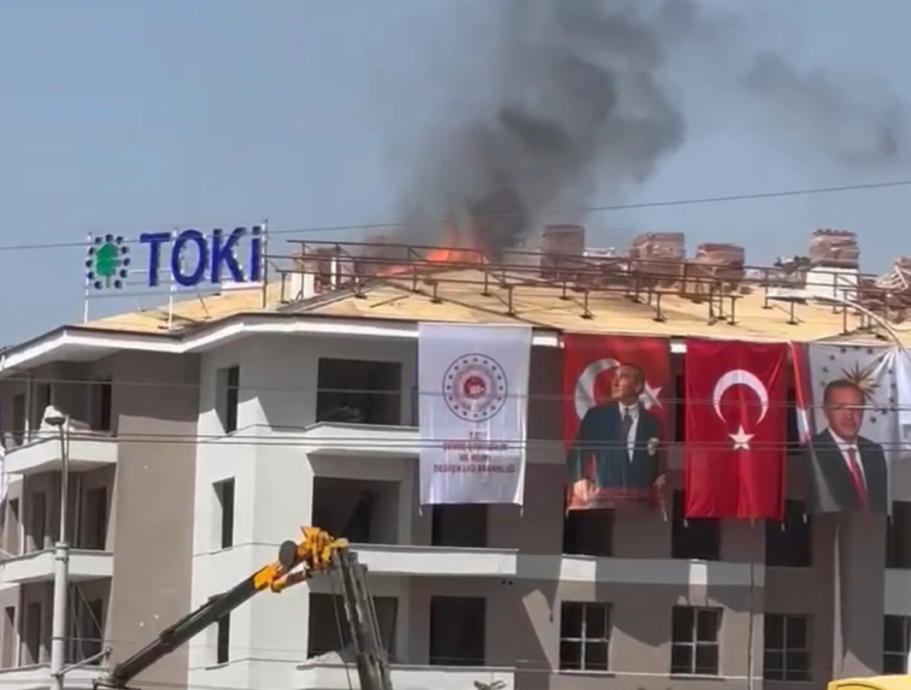Malatya’da yapımı süren TOKİ konutunun çatı katında yangın