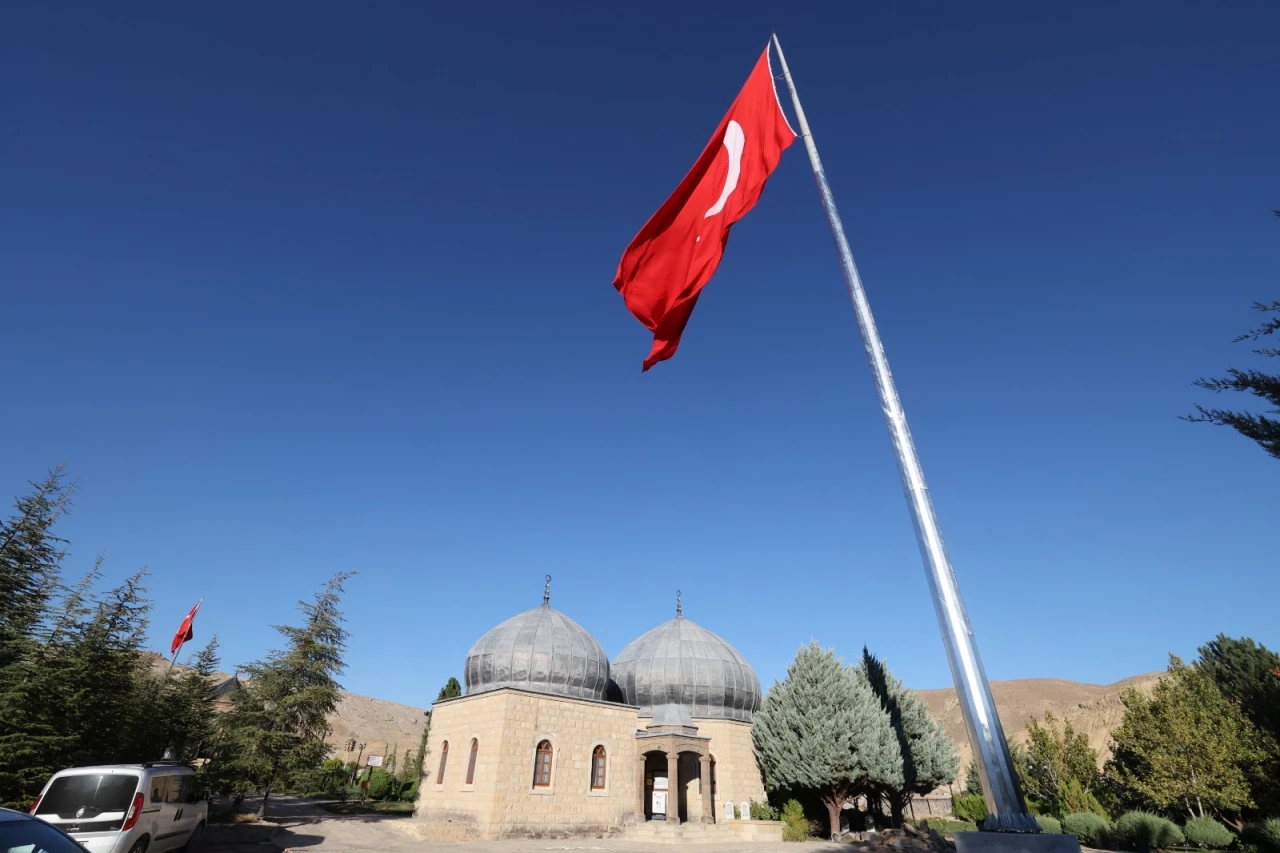 Darende’de Dev Türk Bayrağı İlçenin Simgesi Oldu