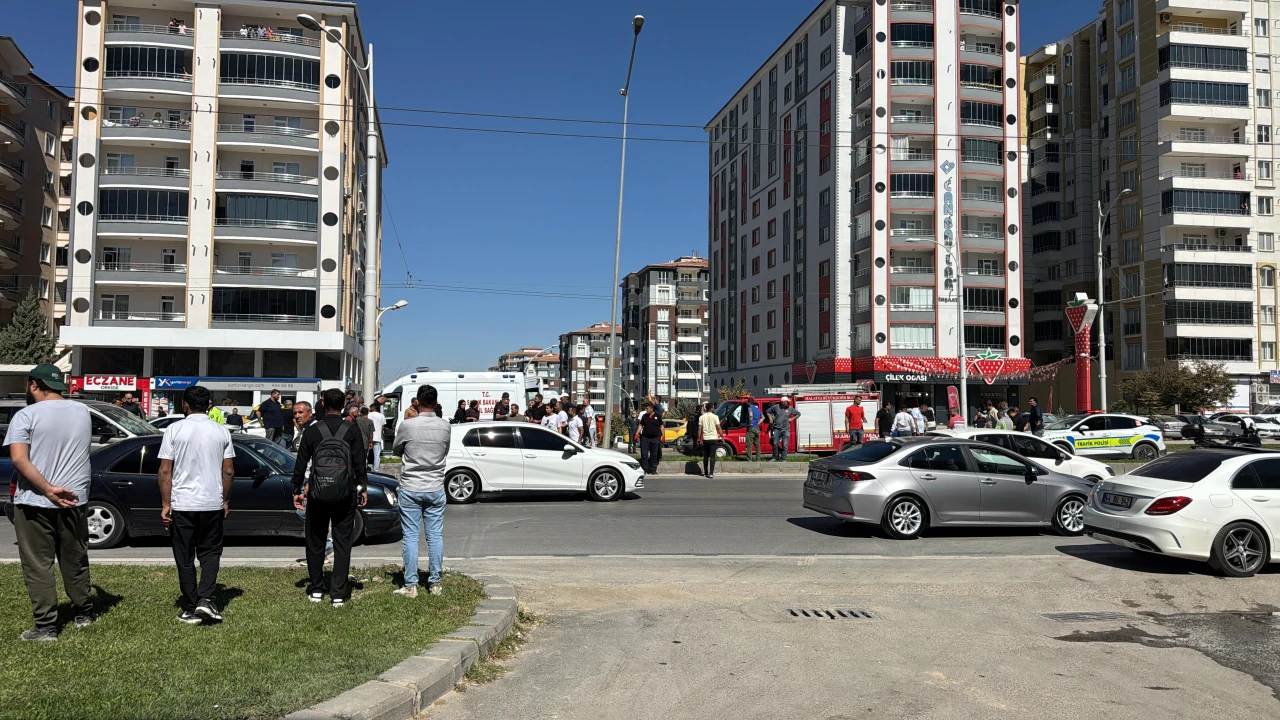 Hafif Ticari Araç Yayalara Çarptı: 3 Yaralı