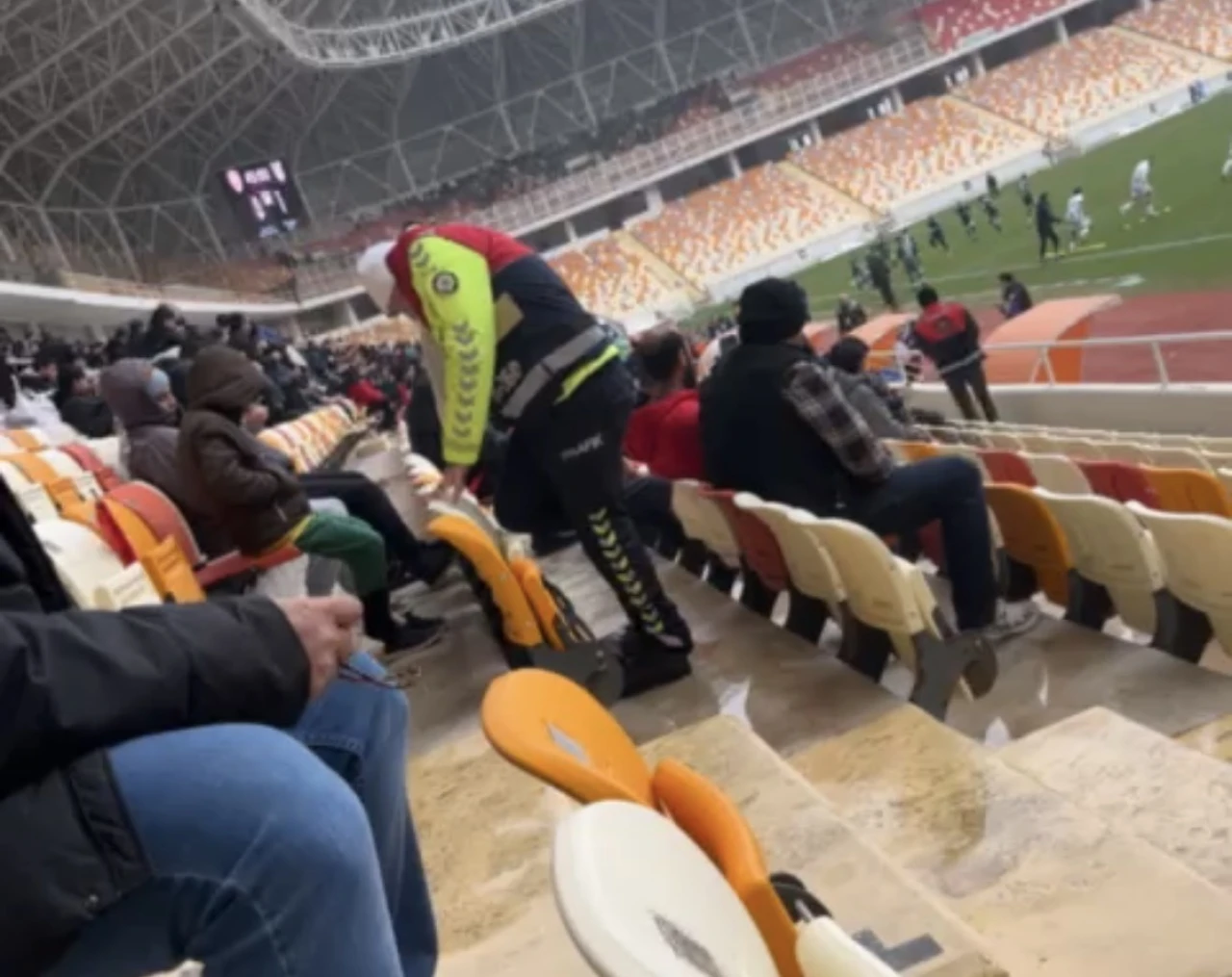 Malatya Stadyumu’nda Yürek Isıtan Hareket: Polisten Minik Taraftara Jest
