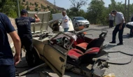 Aydınlatma direğine çarpan Tofaş ikiye bölündü: 1 yaralı