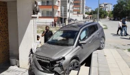 Direksiyon hakimiyetini kaybedince eve çarptı