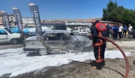 Park halindeki otomobil alev alev yandı