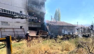 Anız yangını ev ve tarım aracına zarar verdi