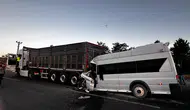Tarım İşçilerini Taşıyan Minibüs TIR’a Arkadan Çarptı! (GÜNCELLENDİ)