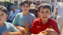 Malatya'da Cuma Namazına Gelen Çocuklara Kayısı Kola İkramı
