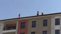 Malatya'da TOKİ İşçilerinden Çatıda "Maaş" Eylemi!