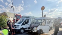Yakınca’da Minibüs ile Kamyonet Çarpıştı: 6 Kişi Yaralandı