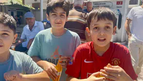 Malatya'da Cuma Namazına Gelen Çocuklara Kayısı Kola İkramı