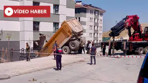 Yeşilyurt İkizce TOKİ Konutları’nda Kamyon Apartmana Çarptı: Yaralılar var!