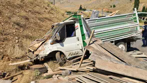 Yeşilyurt'ta Kamyonet Kontrolden Çıktı: 2 Yaralı