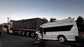 Tarım İşçilerini Taşıyan Minibüs TIR’a Arkadan Çarptı!