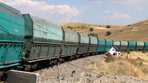 Hekimhan'da Korkutan Kaza: Yük Treni Kamyona Çarptı!