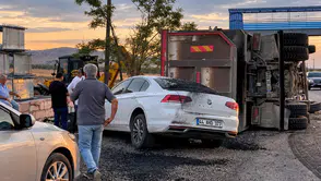 Malatya'da Kamyon Çarpan Adliye Katibi Ağır Yaralandı