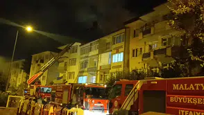 Malatya'da 4 Katlı Binanın Çatısında Yangın Çıktı