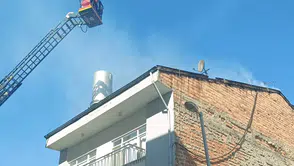 Malatya'da İki Katlı Binanın Çatısında Yangın Çıktı