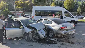 Çöşnük Kavşağı'nda Zincirleme Trafik Kazası: 3 Yaralı