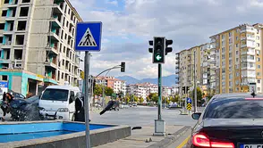 Malatyada Korkutan Kaza Kamerada İki Kadın Kıl Payı Kurtuldu, 1 Yaralı