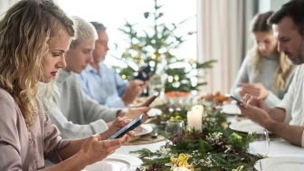 Yemek Yerken Telefon Kullanmak Gıda Zehirlenmesine Davetiye Çıkarabilir! Bilim İnsanlarından Önemli Uyarı