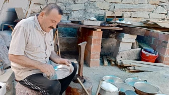 Darende’nin Son Kalaycısı Mesleğini Evinde Sürdürüyor