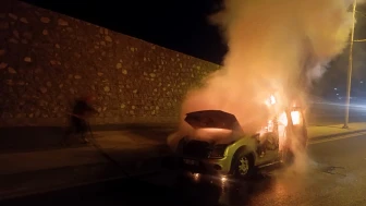 Malatya’da Seyir Halindeyken Alev Alan Araç İtfaiyece Söndürüldü