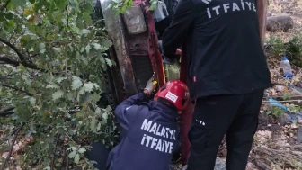 Hekimhan’da Yağış Nedeniyle Pikap Şarampole Devrildi: 2 Yaralı