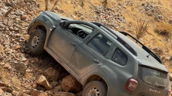 Erkenek’te İki Ayrı Kazada Araçlar Şarampole Yuvarlandı