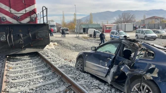Doğanşehir’de Tren Otomobile Çarptı: İki Kişi Yaralanmadan Kurtuldu