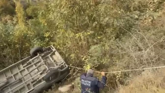 Malatya’da Panelvan Minibüs Ağaçlık Alana Devrildi: 3 Yaralı