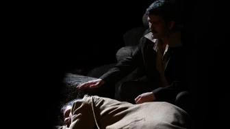 Malatya'da Sanat Gecesi: 'Pusuda' Oyunu Ayakta Alkışlandı