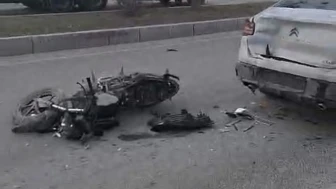 Otomobil İle Motosiklet Çarpıştı: 17 Yaşındaki Sürücü Yaralandı