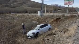 Doğanşehir'de Trafik Kazası: Otomobil Şarampole Uçtu, 2 Kişi Yaralı