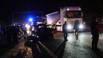 Malatya-Sivas karayolunda Topsöğüt Kavşağı'nda meydana gelen trafik kazasında 2 araç çarpıştı.