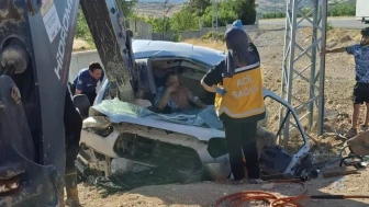 Freni boşalan hafif ticari araç aydınlatma direğine çarptı: 1 yaralı