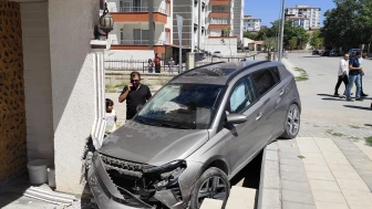 Direksiyon hakimiyetini kaybedince eve çarptı