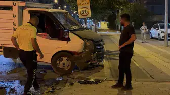 Yeşilyurt'ta Pikap ile Otomobil Çarpıştı: 3 Yaralı