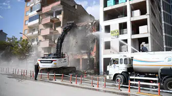 Yeşilyurt'ta Tehlike Saçan Metruk Bina Kontrollü Olarak Yıkıldı