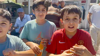 Malatya'da Cuma Namazına Gelen Çocuklara Kayısı Kola İkramı