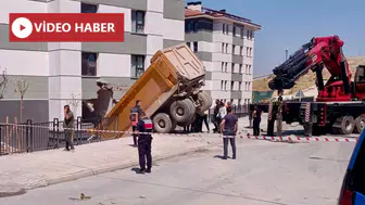 Yeşilyurt İkizce TOKİ Konutları’nda Kamyon Apartmana Çarptı: Yaralılar var!