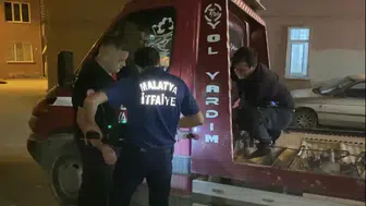 Çekicinin Demir Aksamına Sıkışan Kedi İtfaiyenin Titiz Çalışmasıyla Kurtarıldı!