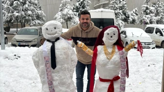 Malatya'dan Renkli Görüntüler: Kardan Adama Eş Yapıp Takı Taktılar