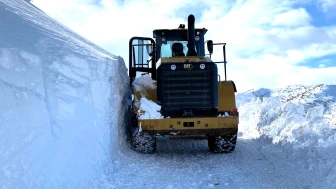 Malatya Kara Teslim: Pütürge’de Kar 1 Metreyi Buldu, Ekipler Sahada
