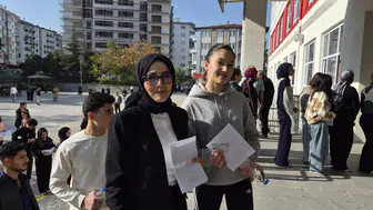 Malatya’da Anne Kız Aynı Okulda KPSS Heyecanı Yaşadı