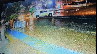 Malatya’da Pes Dedirten Görüntü: Refüjden Karşıya Geçti