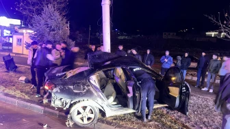 Otomobil Trambüs Direğine Çarptı: Sıkışan Sürücü Kurtarıldı