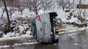 Doğanşehir Gövdeli'de Buzlanma Kazası: Otomobil Devrildi